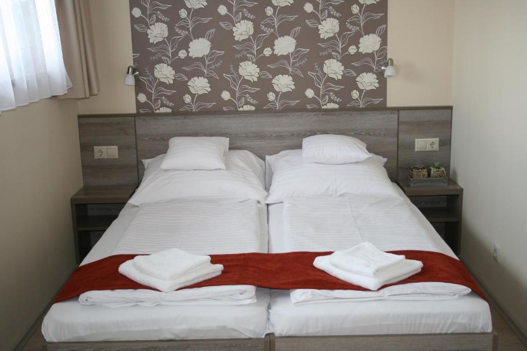 Bed and Breakfast Piroska Csarda Es Panzio Siófok Exterior foto